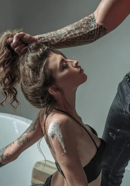 Prelude to blowjob. Dominating strong tattooed man holding girls hair. Hot sexy woman going to do fella for her partner. Foreplay and blowjob before sex. Girl going to do blowjob. — Stockfoto