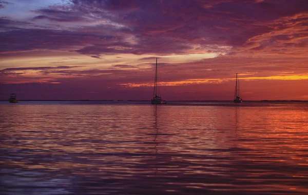 Vacanze estive in barca. Oceano barca a vela sul mare dell'oceano. Barche a vela al tramonto. — Foto Stock