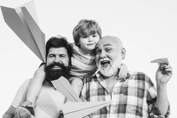 Feliz día de los padres. Niño feliz. Familia masculina multi generación. Gente de familia. Aviador piloto infantil con avión de papel sueña con viajar . — Foto de Stock