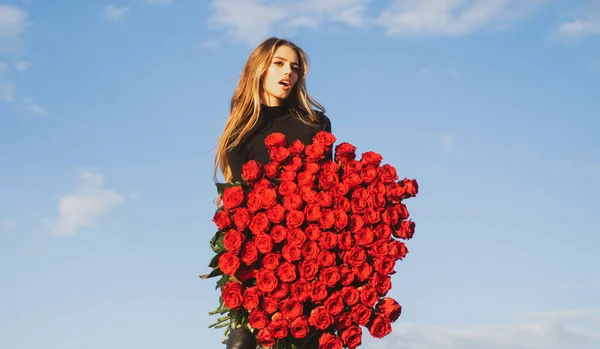 Fille avec bouquet de roses. Saint Valentin fleur d'amour. Femme avec bouquet de roses en plein air. Dame et fleurs préférées. Belle fille sur fond de ciel. — Photo