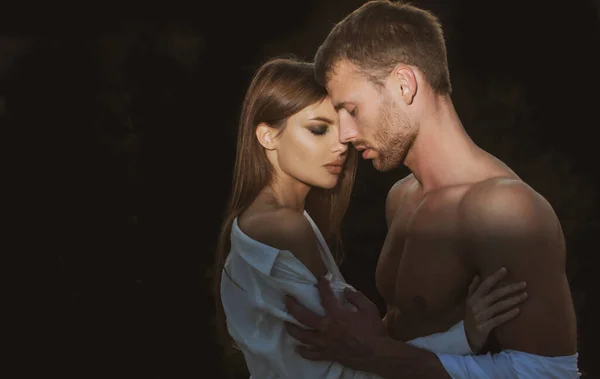 Couple in love, sensual lovers hugging and embracing. — Stock Photo, Image