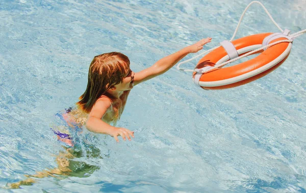 Una niña de verano. Lifebuoy ayudando a sobrevivir al concepto de niño. Apoye la supervivencia o salvar, rescate. Anillo flotando en un mar, salvavidas. Ahoguen a la gente con la mano levantada. —  Fotos de Stock