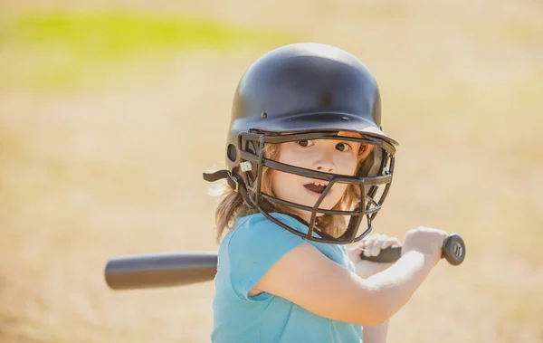 Baseball játékosok gyerek lengette az ütőt egy gyors labdát a dobó. — Stock Fotó