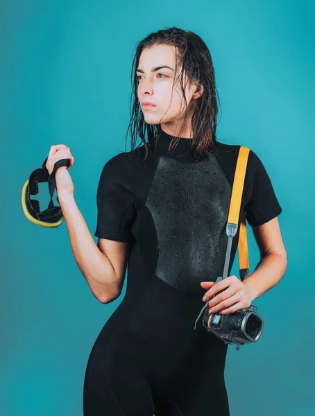 深く潜るスキューバギアとダイビング機器を備えた官能的な女性。水中撮影のためのダイビングマスクとカメラを保持する濡れ髪とセクシーなダイバー。私たちは年間360日ダイビング — ストック写真
