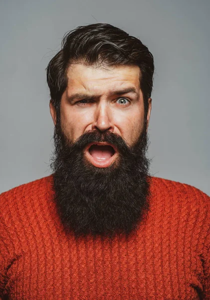Портрет бородатого человека. Эмоции людей. Возбужденное лицо. — стоковое фото