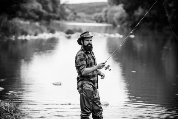 Passatempo masculino. Pronto para a pesca. Relaxe no ambiente natural. Isca de truta. Homem barbudo e elegante. Homem relaxante natureza fundo. Estratégia. Atividades desportivas de passatempo. Atividade e hobby. Captura e pesca . — Fotografia de Stock