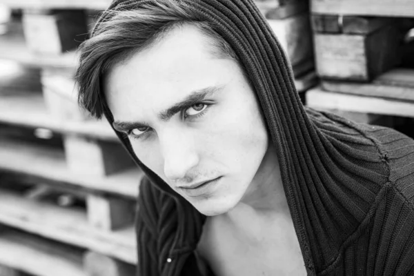 Genç adamın kameraya baktığı bir stüdyo fotoğrafı. Kendine güveni olan yakışıklı bir adam. Ciddi konsantre erkek modeli..