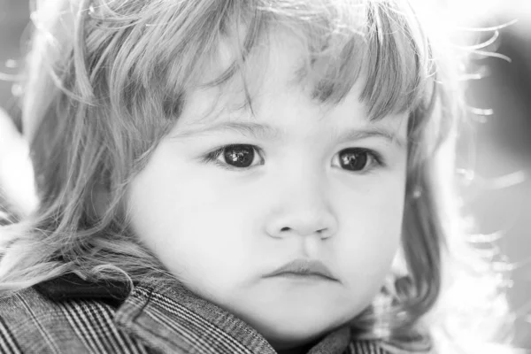 Kids portret, close up hoofd van ernstige baby kind. — Stockfoto