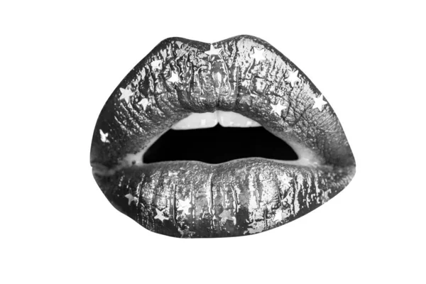 Tutup mulut wanita. Bibir wanita merah seksi. Sensual mulut terbuka. Terisolasi bibir, mengejutkan wow ikon. Riasan abstrak kreatif. — Stok Foto