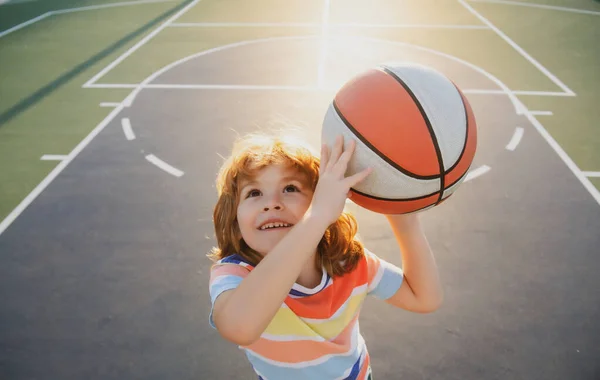Barnpojken förbereder sig för basketskytte. Porträtt av sportiga barn. — Stockfoto