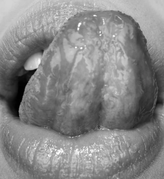 Vista de perto da fêmea sorrindo boca aberta feliz com lábios naturais rosa macios e dentes saudáveis perfeitos limpos brancos. A lamber a língua. Fecha, macro.. — Fotografia de Stock