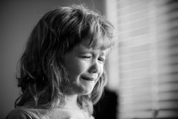 Cara de niño llorón. Niño triste con lágrimas en casa. —  Fotos de Stock