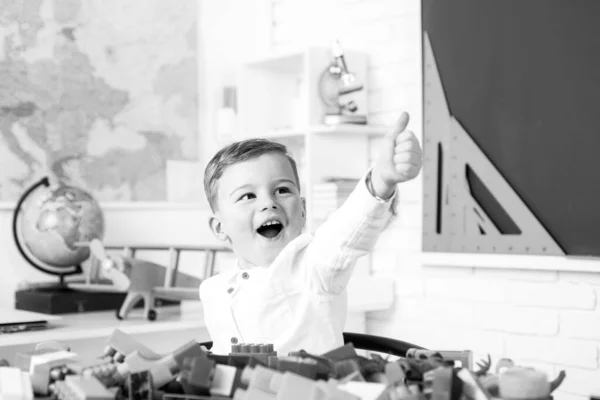 Rapaz sorridente feliz com o polegar para cima vai para a escola pela primeira vez. — Fotografia de Stock