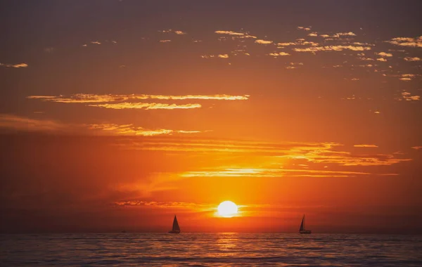 Nyugodt tenger naplemente égbolttal és napsütéssel a felhők között. Óceán és égbolt háttér, tengerpart. — Stock Fotó