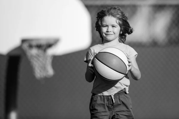 Cara de niño concentrado en jugar baloncesto. Deporte para niños. — Foto de Stock