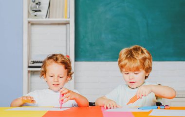 Mutlu zeki çocuklar resim çiziyor. Çocukların komik eğitimi. Anaokulu çocukları sınıfta eğleniyor. Çocuklar okula hazır..