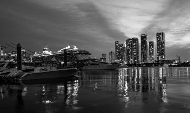 Miami 'deki şehir merkezindeki gökdelenleri gezeceğiz. Miami Florida, şehir merkezindeki gökdelen binaları. Miami şehir merkezi, Florida, ABD.