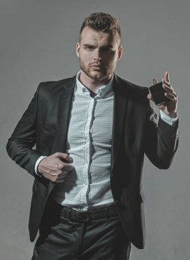Erkek parfümü. Erkek parfüm. Kendinden emin ve başarılı şık erkek. Sakallı erkek parfüm ile. Eğilim ve adam vogue kavramı. Erkek aroma ve parfüm.