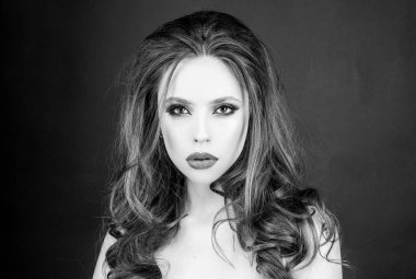 Yakından bir güzellik portresi. Kırmızı dudak makyajı. Parlak makyajlı genç bir kadın. Kırmızı ruj parlatıcısı..