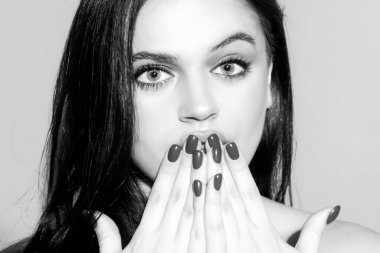 Sansür. Konuşma özgürlüğü için. - Kapa çeneni. İtiraz ediyorum. Kadın ağzını kapatıyor. Sessizlik ve sessizlik.