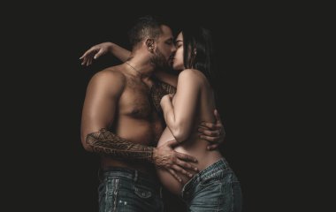 Gelecekteki bebekleri ile tanışmak için sabırsızlanıyor. Bir bebek bekleyen aile çifti. Hamile karısına aşık olan yakışıklı adam. Hamile genç kadın ve koca gelecekteki bebek bakımı