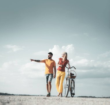 Seksi çift. Evli çift ve cinsel sorunlar kavramı. Aşıklar romantik anlar yaşıyor. Seni çok seviyorum. Mavi gökyüzü arka plan üzerinde retro bisiklet ile Yaz kadın. Kopyalama alanı.