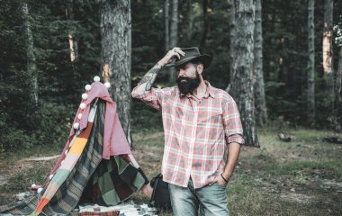 Güneşli bir günde kamp çadırı. Seyahat amaçlı açık hava aktivitesi konsepti. Doğada yaz kampı. Bir çadırla seyahat ve kamp..