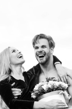 Çok yaşa kadınlar günü. Mutlu kadınlar günü için bir buket çiçekle gülümseyen bir çift. Mutlu çift kadın bayramını kutluyor. 8 Mart ya da Uluslararası Kadınlar Günü