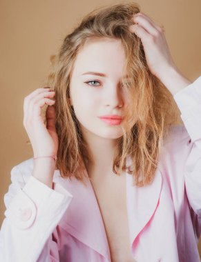 Beyaz gömlekli şehvetli kadın. Baştan çıkarıcı kız. Moda tarzı.