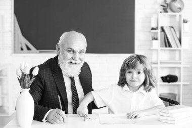 Sınıftaki sevimli küçük çocuk. Kıdemli öğretmen ve evde çalışıyor. Mutlu aile büyükbaba ve torun öğreniyor. Yaşlı öğretmen eğitmeni genç öğrenci..