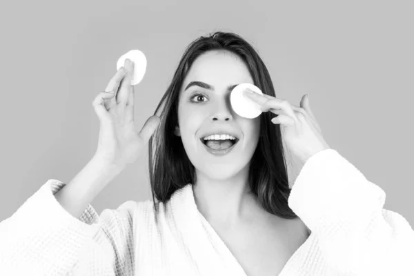 Beautiful young woman with clean fresh skin. Woman taking off makeup with cotton wipe sponge. Daily healthy beauty routine. — Stock Photo, Image