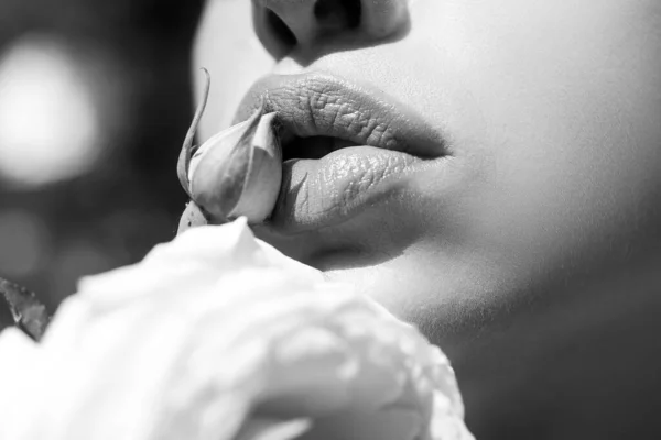 Sexy Lippen. Schönheit Rote Lippen Make-up Detail. Lippen mit Frühlingsblumen Nahaufnahme. Schöne Frauenlippen mit Rose. — Stockfoto