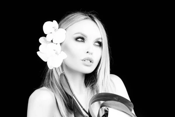 Trucco con fiore di orchidea. Concetto di bellezza. Primavera estate donna compongono. — Foto Stock