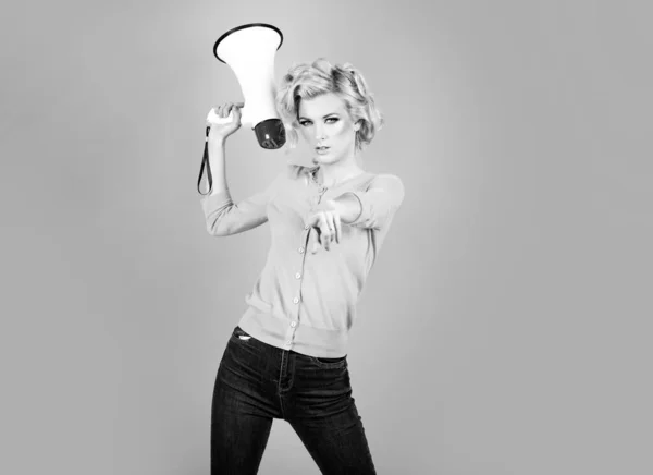Megaphone and women. Portrait of pinup girl shouting. Young excited blonde fun woman pointing finger to the front. Idea for marketing or sales banner. — Stock Photo, Image