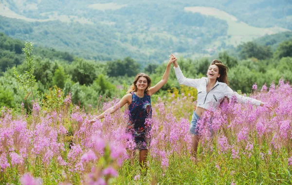 Dos amigas. Despreocupado mujer de primavera en la naturaleza paisaje fondo. — Foto de Stock