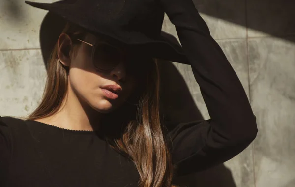 Foto de estilo callejero de mujer elegante de moda con ropa de moda. Modelo en sombrero caminando por la calle de la ciudad europea. Mujer mafia. — Foto de Stock