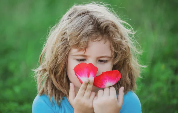 Gros plan portrait de joyeux enfants sentant les fleurs. Petit garçon joyeux et mignon. Portrait rapproché d'un drôle de petit garçon. Humeur printanière, bénéficie d'une odeur agréable. — Photo