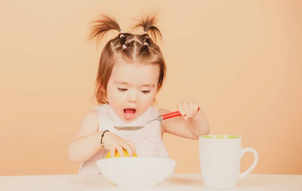 Schattig baby kind eet voedsel, baby 's eten. Kleine baby die fruitpuree eet. — Stockfoto