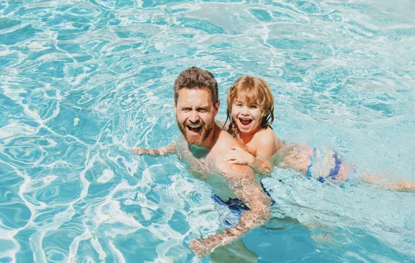 Papa en zoon zwemlessen. Zwembadfeest. Familie zomer weekeng. Vaderdag. — Stockfoto