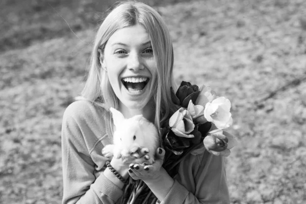 Nahaufnahme von lustigen Mädchen mit Hasen. fröhliche und positive Mädchen halten Hasen und feiern Ostern. — Stockfoto