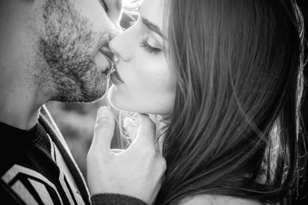 Sevgililer Günün kutlu olsun. Güzel çift öpüşüyor. 14 Şubat. Sevgililer Günü Kartları.