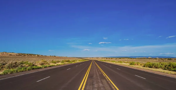 Боковой вид асфальтовой дороги в солнечный летний день. Monument Valley Road. — стоковое фото