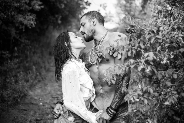 Birbirine aşık genç bir çift. Şehvetli bir öpücük. Aşk hikayesi..