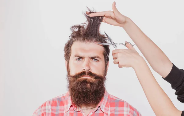 Friseursalon. Haarpflegeverfahren. Friseur schneidet Haare mit der Schere. Mann mit langem Bart, Schnurrbart und stylischem Haar. — Stockfoto