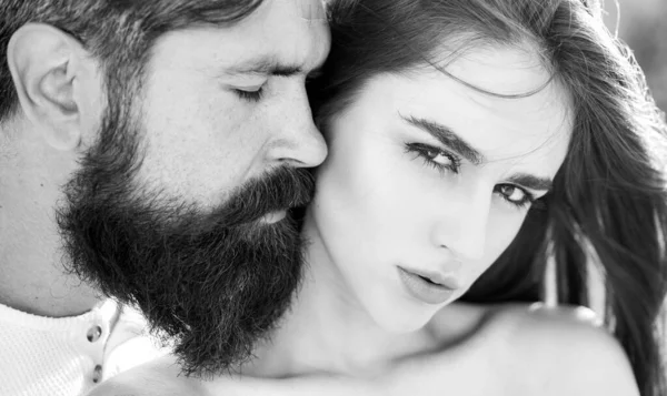 Güzel genç çift öpmek için bekliyor. Retro eski tarzda bir çift. Memnun kız arkadaşı ve erkek arkadaşı romantik an zevk. Şehvetli öpücük.