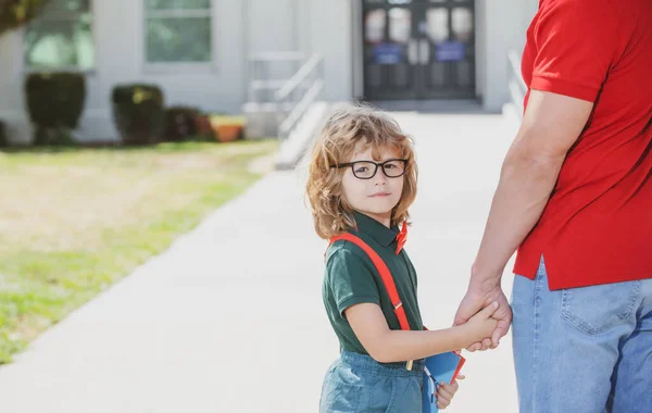 Father supports and motivates son. Kid going to primary school. — Stock Photo, Image