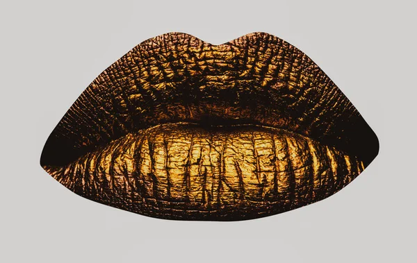Os lábios dourados fecham-se. Lábio de metal dourado. Bela maquiagem isolada em branco. Brilho de lábio dourado na boca feminina de beleza, macro close-up. — Fotografia de Stock