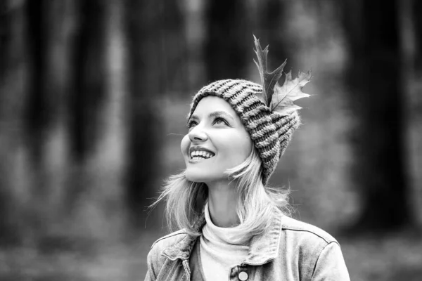 Belle femme en feuillage d'automne, portrait de beauté. — Photo