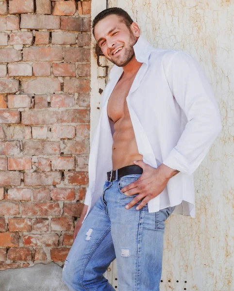 Cerda de homem machista. Estilo brutal masculino. cara atraente em camisa branca e jeans no fundo urbano. — Fotografia de Stock