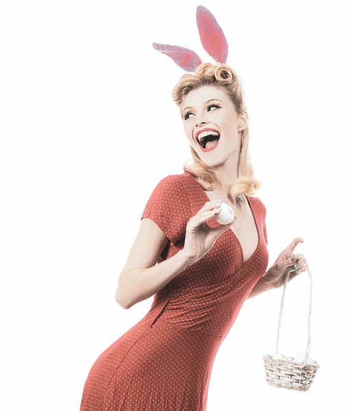 Kobieta ubrana maska Easter bunny i wygląda bardzo zmysłowo. Sexy model ubrany w kostium króliczek wielkanocny. Jaja polowania. Wesołych Świąt. Słodka Urocza dziewczyna w uszy królika świętuje Wielkanoc. — Zdjęcie stockowe